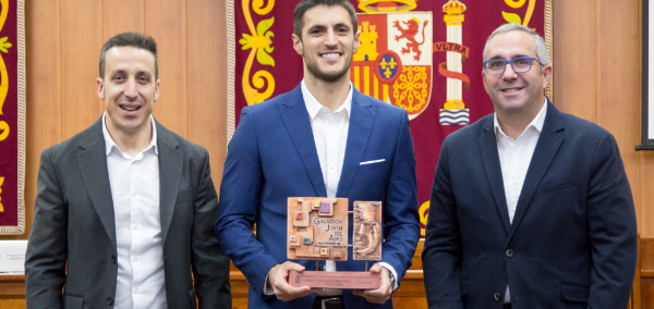 El Ayuntamiento palaciego entrega el Galardón Joven del Año 2023 al profesor del Departamento de Filología y Traducción de la Universidad Pablo de Ola