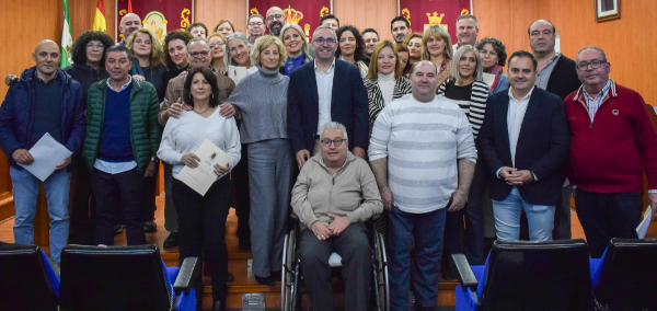 Un total de 27 trabajadores municipales firman sus nombramientos como personal laboral fijo dentro del proceso de estabilización del empleo temporal e