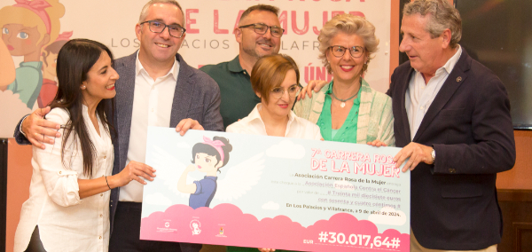 Los Palacios y Villafranca entrega la recaudación de la 7ª Carrera Rosa de la Mujer con un cheque de 30.017 euros a la Junta Provincial de la Asociaci