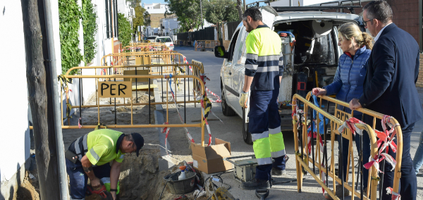 Mejoras de la red y abastecimiento de agua en la calle Ortega y Gasset de Los Palacios y Villafranca con cargo al PFEA
