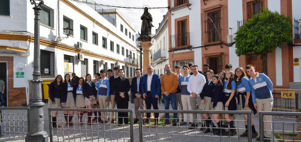 La escultura de la Inmaculada Concepción vuelve a lucir tras su restauración en su ubicación habitual junto al colegio diocesano Ntra. Sra. de las Nie