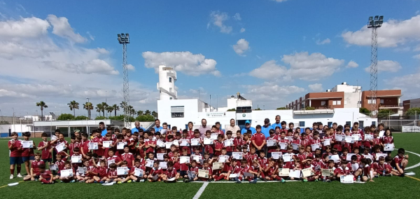 La Escuela Municipal de Fútbol de Los Palacios y Villafranca clausura el curso con la entrega de medallas y diplomas a sus 150 alumnos