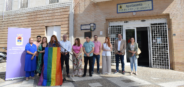 La Corporación Municipal se concentra para reivindicar los derechos y libertades de todas las personas con independencia de su orientación sexual