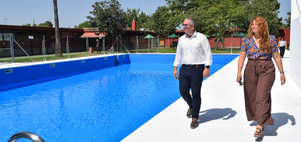 Puesta a punto de las piscinas municipales de Los Palacios y Villafranca para la temporada de baño que comienza este martes 1 de julio