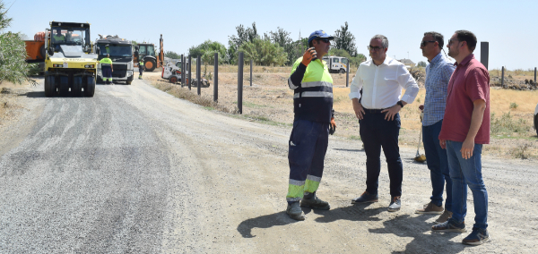 El Ayuntamiento de Los Palacios y Villafranca avanza en la reparación de caminos rurales con sistema de riego asfáltico