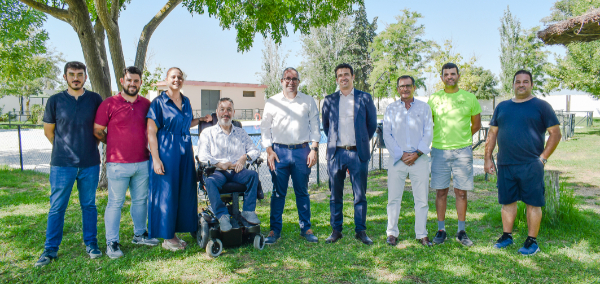 El Ayuntamiento de Los Palacios y Villafranca y UNEI crean siete empleos para personas con discapacidad en las piscinas municipales