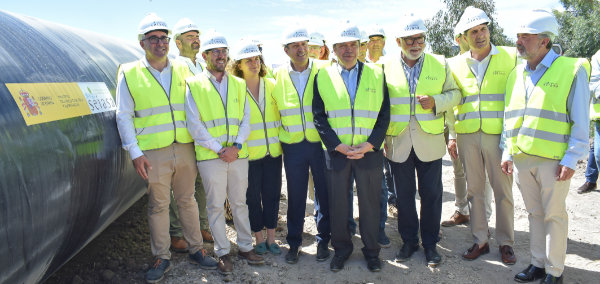 El alcalde de Los Palacios y Villafranca acompaña al ministro de Agricultura en su visita a las obras de modernización de regadíos en las Marismas del