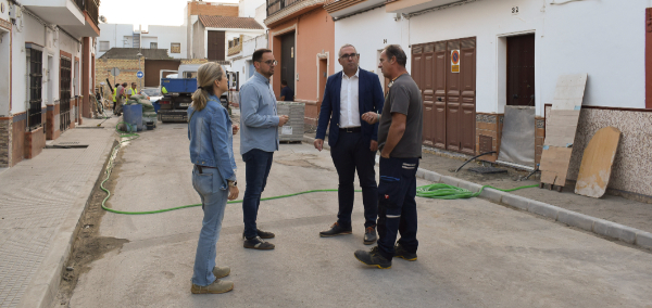 El Ayuntamiento de Los Palacios y Villafranca ejecuta obras de mejora en la calle Pío Baroja con cargo al PFEA 2024