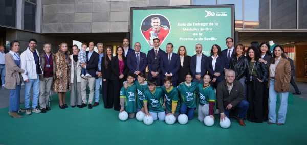 Fabián Ruiz recoge la Medalla de Oro de la Provincia 2025 arropado por el alcalde, familiares, amigos y vecinos de Los Palacios y Villafranca 