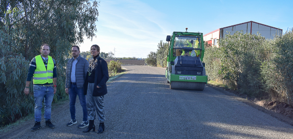 Arreglado el camino perimetral de la pedanía de Maribáñez con el sistema de riego asfáltico