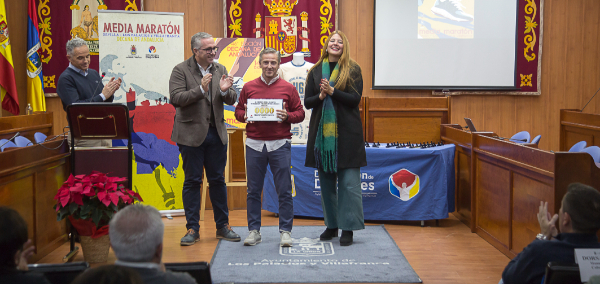 El atleta Paco García Sanguino portará el Dorsal 0 de la 46ª Media Maratón Sevilla-Los Palacios, presentada ayer en el salón de plenos del Ayuntamiento palaciego