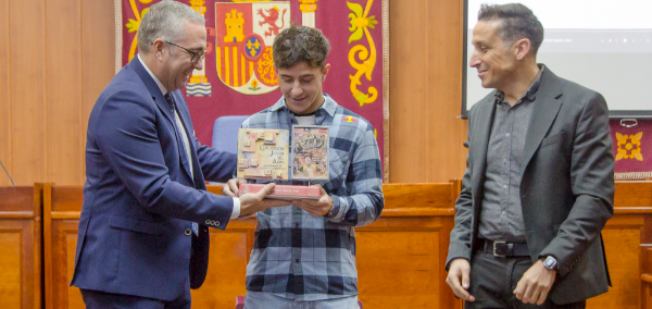 El campeón del mundo de Moto3, José Antonio Rueda, ha recibido hoy el Galardón Joven del Año 2025 de Los Palacios y Villafranca 