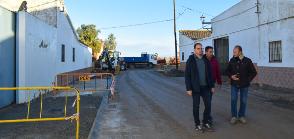 El Ayuntamiento de Los Palacios y Villafranca ejecuta obras de mejora en la calle Travesía de Los Chapatales con cargo al PFOEA y un presupuesto de 15