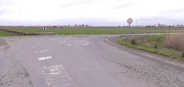 El alcalde solicita a la Confederación Hidrográfica del Guadalquivir mejoras en la carretera que conecta Los Palacios y Villafranca con la pedanía de 