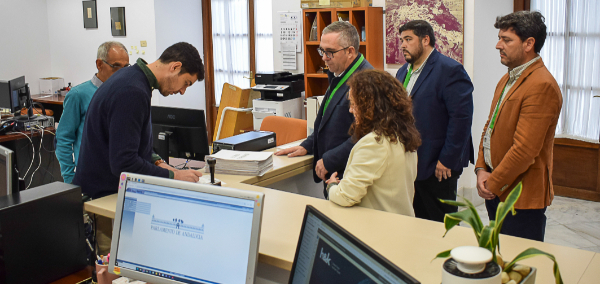 Alcalde y AMPAs de Los Palacios y Villafranca registran más de 6.000 firmas en el Parlamento de Andalucía para exigir la ampliación urgente de los ins