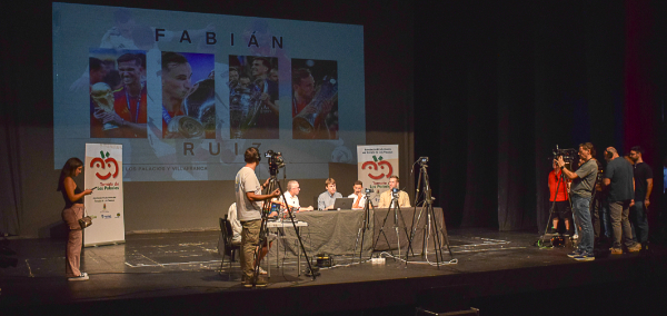 Los Palacios y Villafranca arropa a Fabián Ruiz y reivindica su candidatura al Balón de Oro