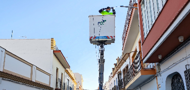 El Ayuntamiento renueva con recursos propios 36 luminarias en la calle Rafael Alberti dentro del plan de mejora del alumbrado público reduciendo el co