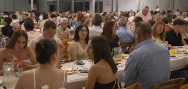Más de 400 personas asistieron anoche a la tradicional cena del pescaíto con la que comenzó la Feria de Los Chapatales