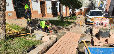 Con la reposición de la solería específica para este emblemático espacio público culminará la obra realizada por la empresa Aguas del Huesna en la Pla